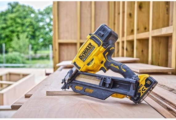 Пістолет цвяхозабивний акумуляторний безщітковий DeWALT DCN930N