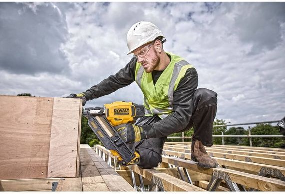 Пістолет цвяхозабивний акумуляторний безщітковий DeWALT DCN930N